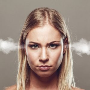 Wörter wirken - Frau mit Rauchwolken aus den Ohren