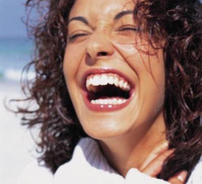 lachende Frau als Sinnbild für glücklich sein