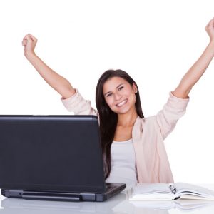 Glück vor Erfolg - freudig Frau am Computer