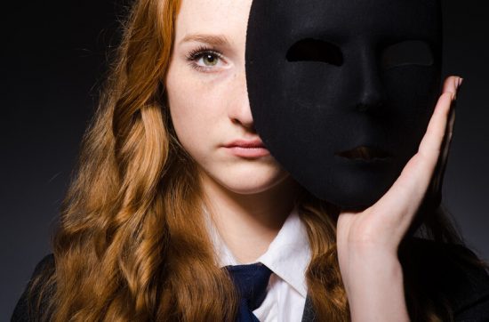 Impostor-Syndrom Frau mit schwarzer Maske
