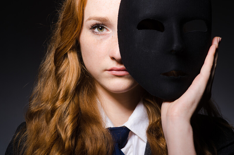 Impostor-Syndrom Frau mit schwarzer Maske
