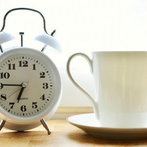 Uhr und Tasse als Symbol für Zeit